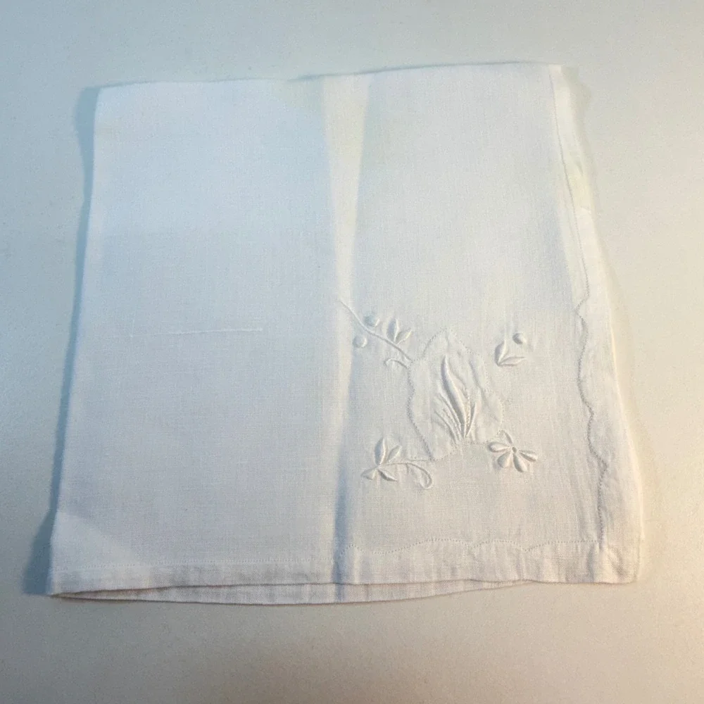 Vintage White Linen‎ Napkins Set of 9 Floral Embroidery Scalloped Edge 16x16